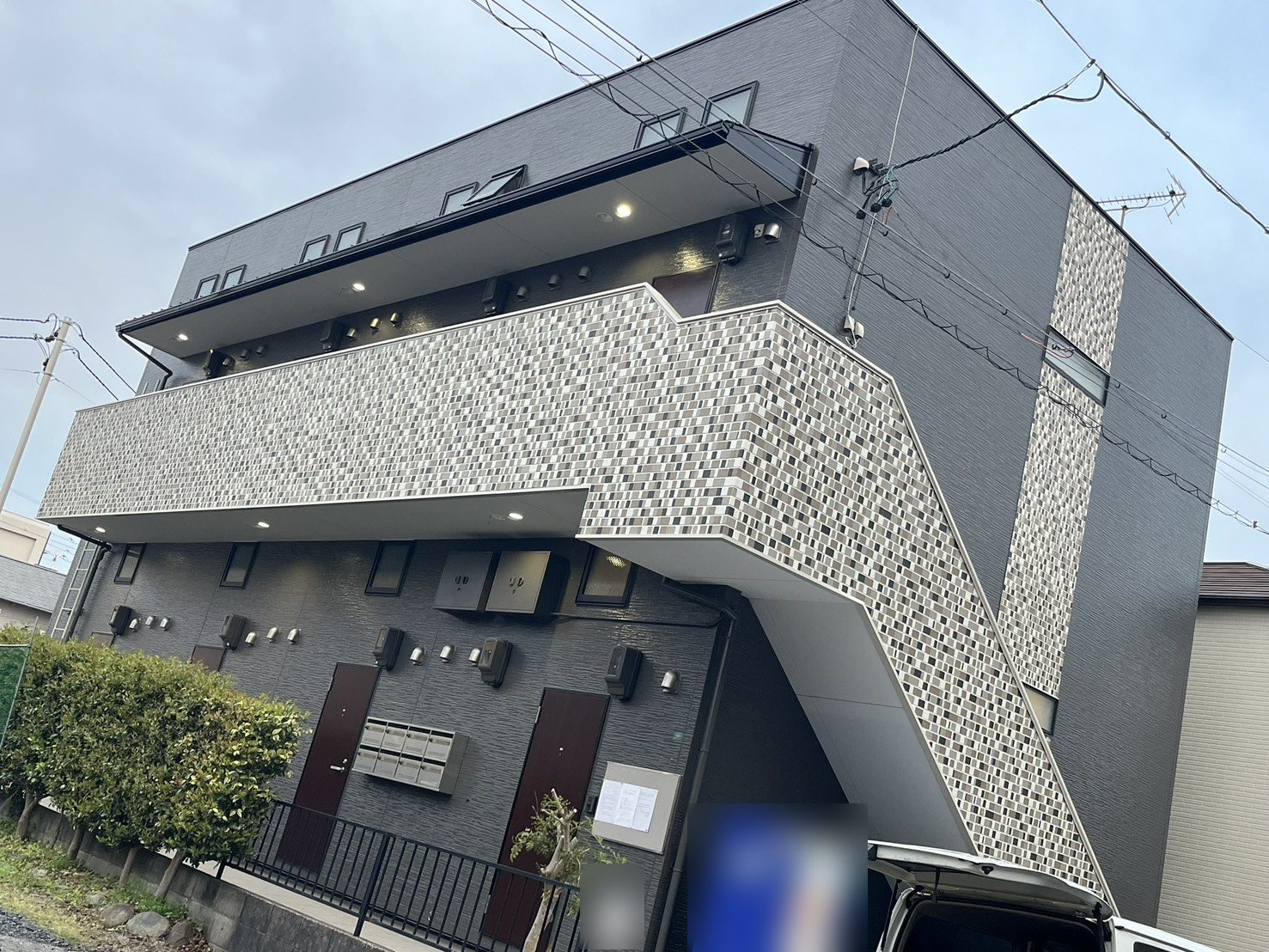 外壁塗装の完成。タイル柄の外壁の3階建ての集合住宅